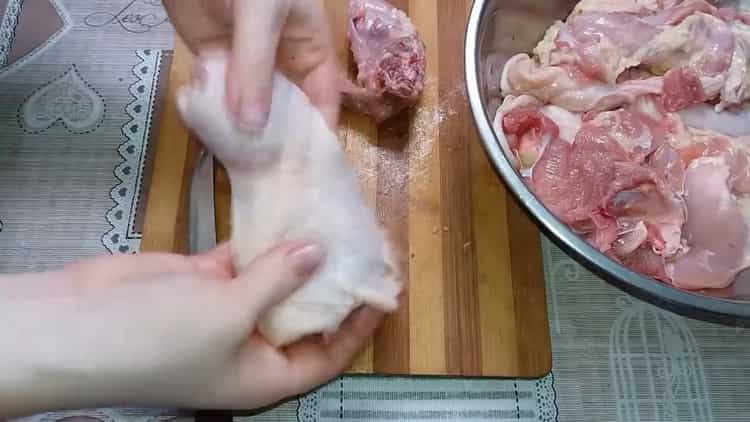 Para hacer jamón de pollo en casa, picar la carne