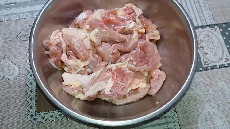 Para hacer jamón de pollo en casa, prepare los ingredientes.