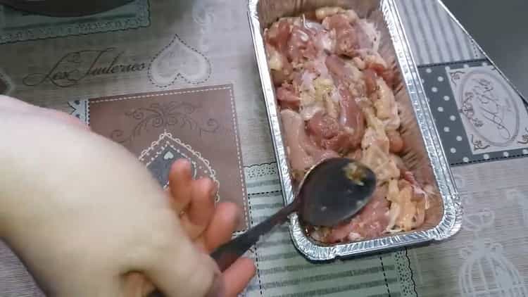 Upang gumawa ng manok ham sa bahay, ilagay ang karne sa isang magkaroon ng amag