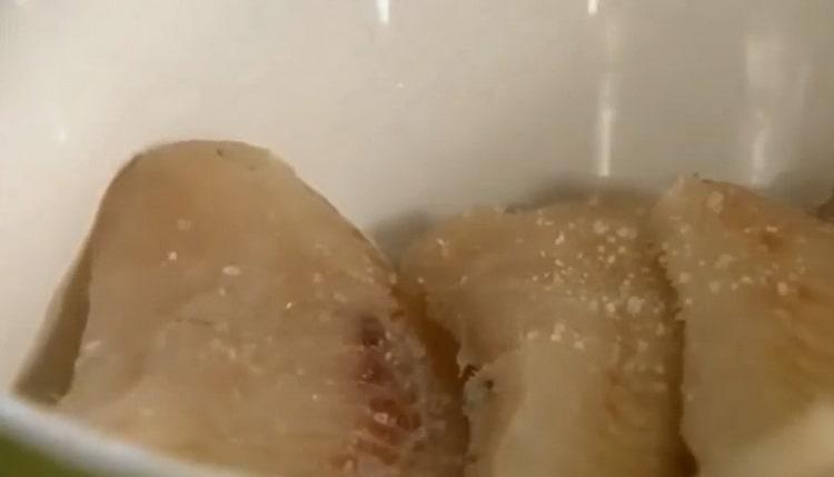 According to the recipe, to prepare the hake fillet, put the fish in a mold