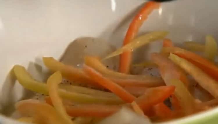 Selon la recette, pour préparer le filet de merlu, mettez les ingrédients dans un moule