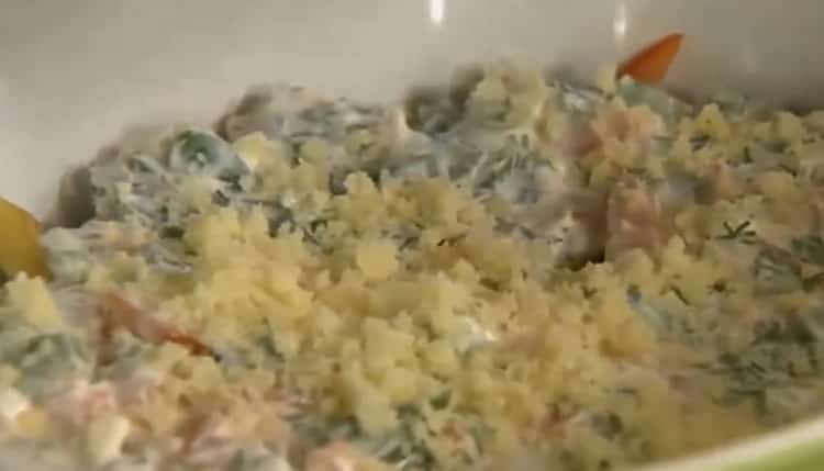 De acuerdo con la receta, para preparar el filete de merluza, muela el pescado con queso