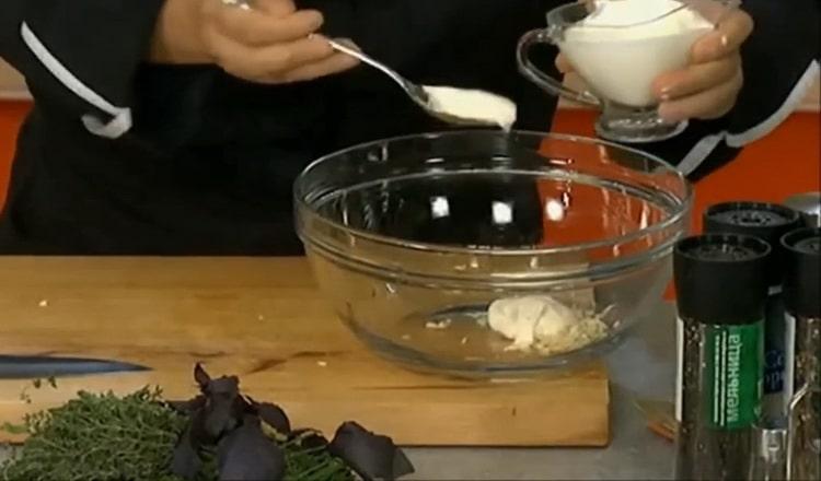 Según la receta, para la preparación del filete de merluza, prepare la crema agria