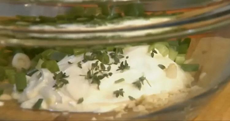 Selon la recette, pour la préparation du filet de merlu, mélanger les ingrédients.