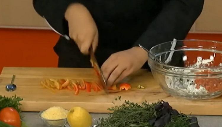 Selon la recette, pour préparer le filet de merlu, hachez le poivron