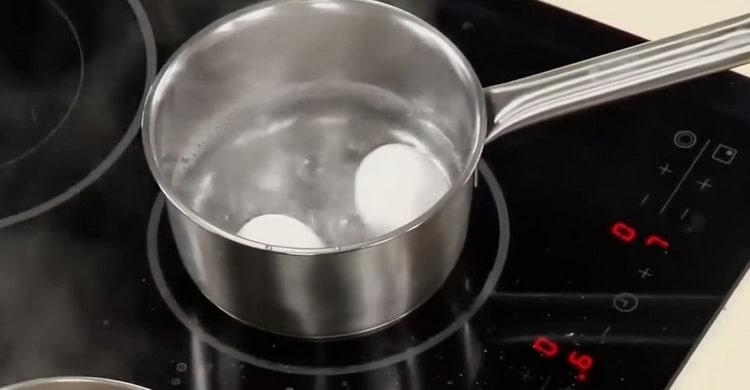 Faire bouillir des œufs pour faire de la sauce de poisson frite