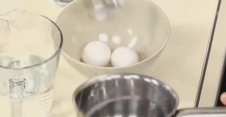 Za pripremu prženog ribljeg umaka jaja hladno prelijte vodom
