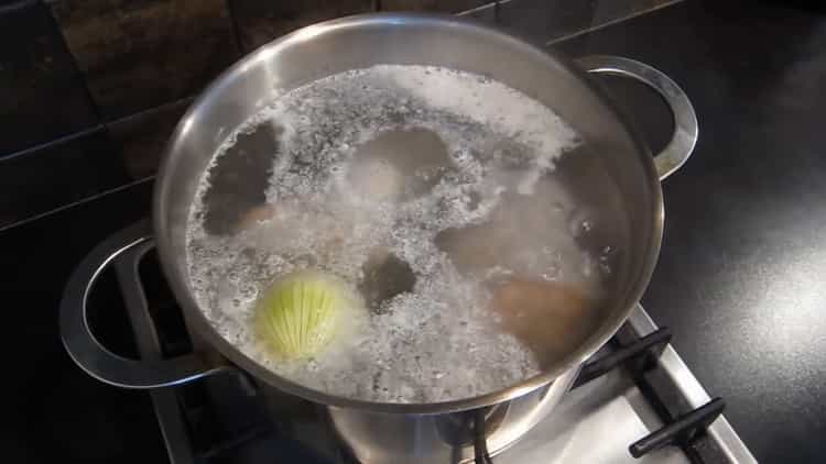 Faire bouillir du poisson pour la soupe au saumon