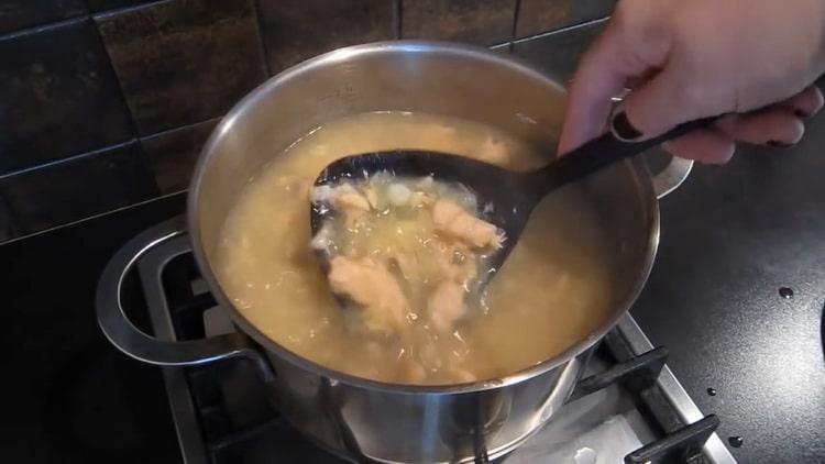 Recoge pescado para hacer sopa de salmón