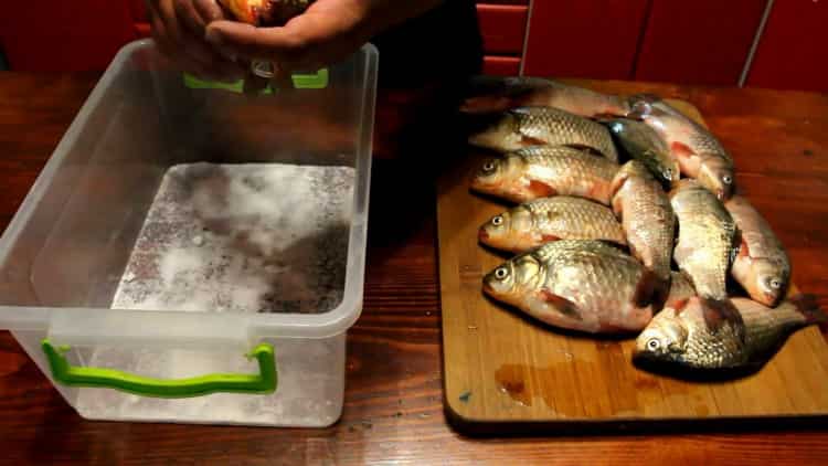 Para cocinar pescado seco, prepare los platos.