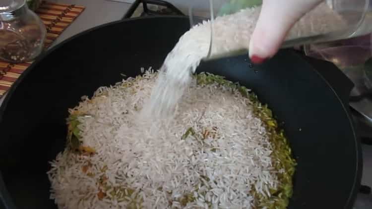 para hacer una guarnición para pescado frito, cocine el arroz