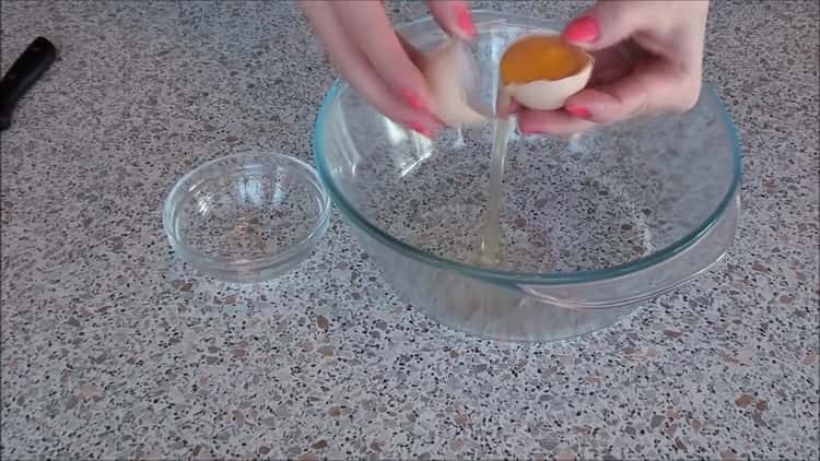 Pour préparer les biscuits, préparez les écureuils