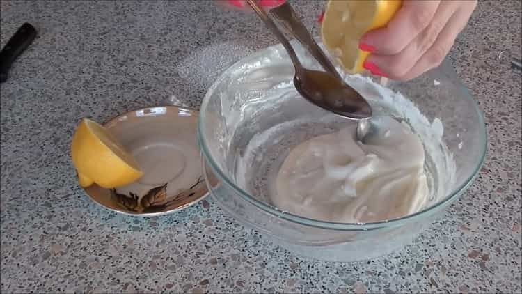 Para hacer glaseado de galletas, agregue jugo de limón