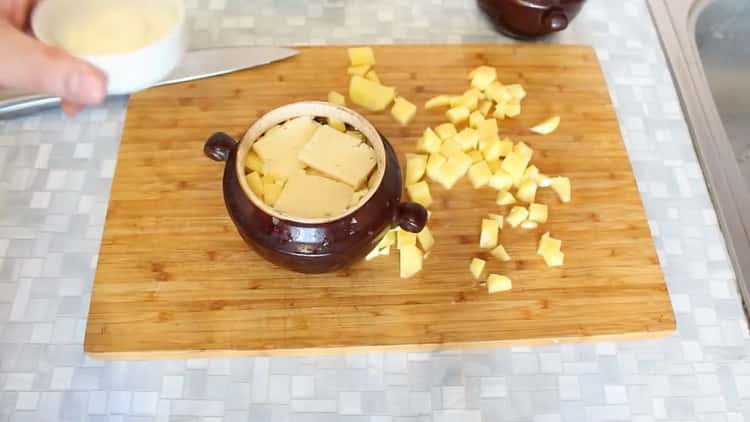 Pour la cuisson du bœuf dans des pots avec des pommes de terre au four, mettez le beurre