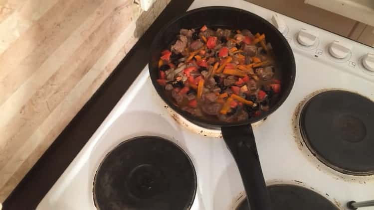 To cook beef stew with prunes, fry carrots