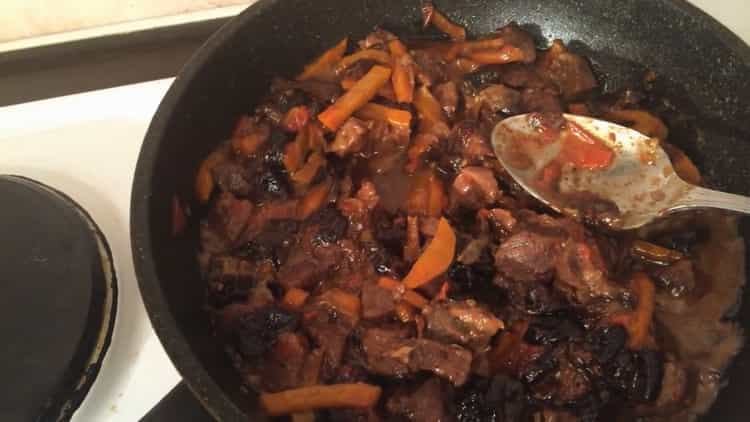 Deliciosa carne guisada cocinada de acuerdo con una receta simple está lista