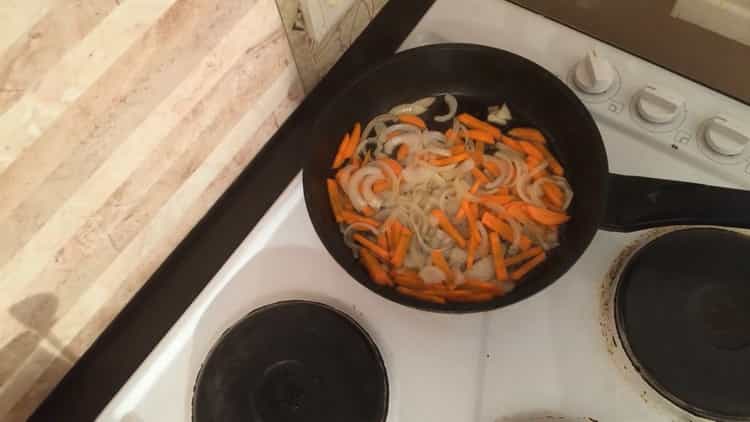 Cuire le ragoût de boeuf aux pruneaux, faire frire les légumes
