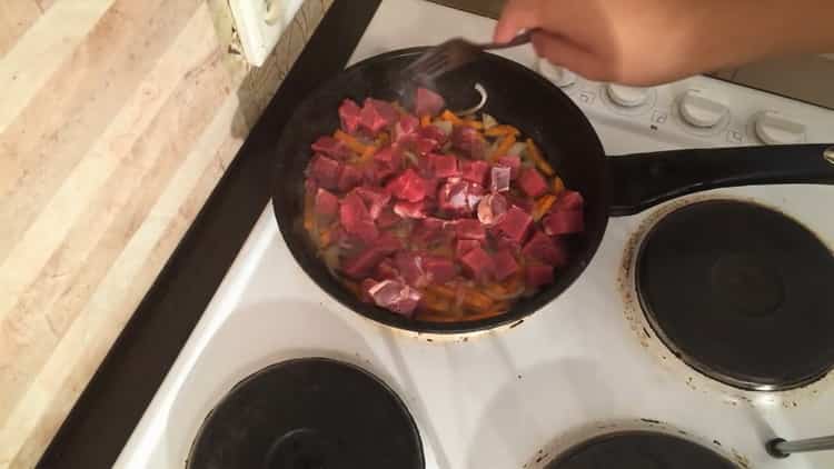 Pour cuire un ragoût de boeuf aux pruneaux, faites frire la viande