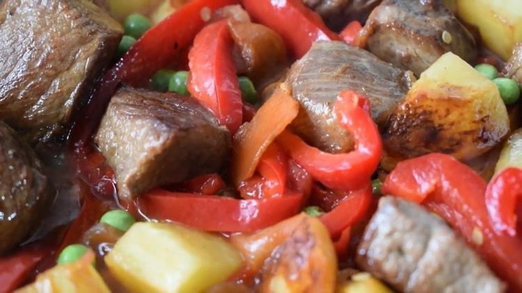 Pour cuire un ragoût de boeuf avec des légumes, combinez les ingrédients