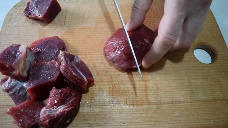Para cocinar estofado de ternera con verduras, prepare la carne