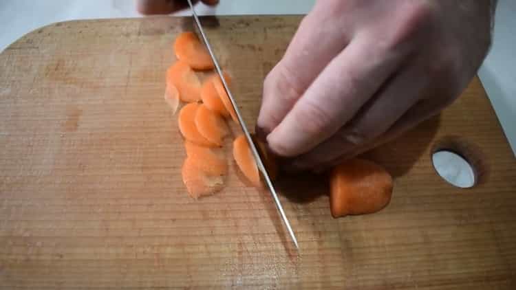 Cuire le ragoût de boeuf avec des légumes, hacher les carottes