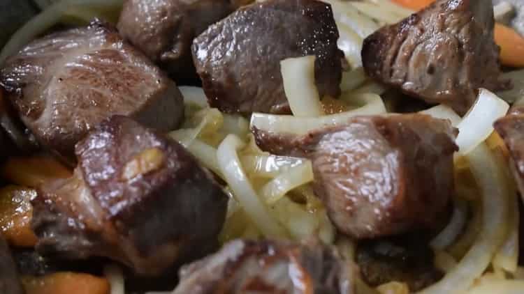 Faire cuire le ragoût de boeuf avec des légumes, faire sauter la viande