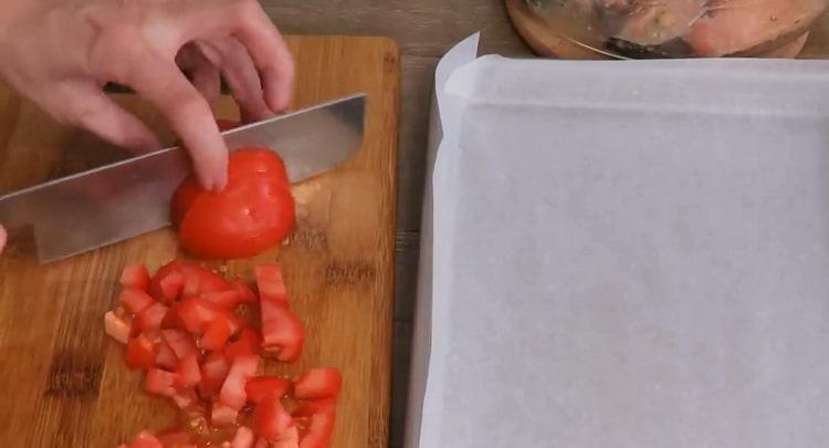Recette pour la cuisson du poisson, couper les tomates