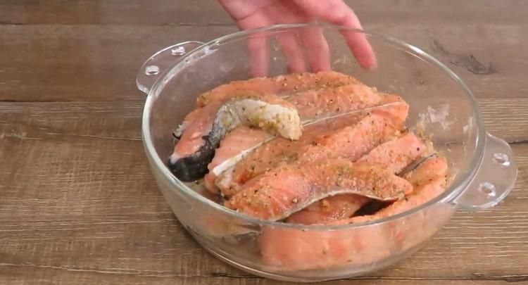 Prema receptu za kuhanje ribe, marinirajte ribu