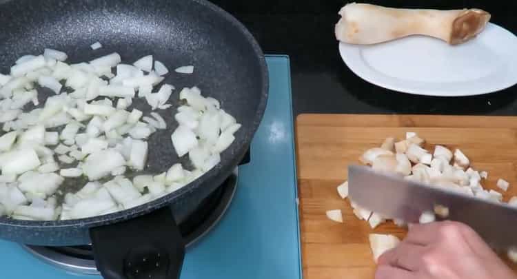 De acuerdo con la receta para cocinar pescado, fríe las cebollas