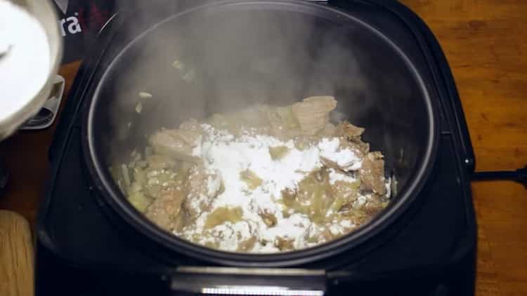 Para hacer gulash de carne en una olla de cocción lenta agregue harina