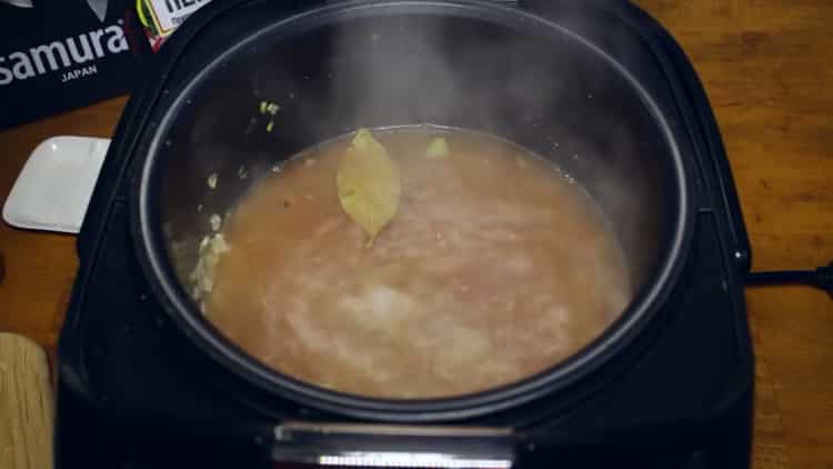 Para hacer gulash de carne en una olla de cocción lenta agregue agua