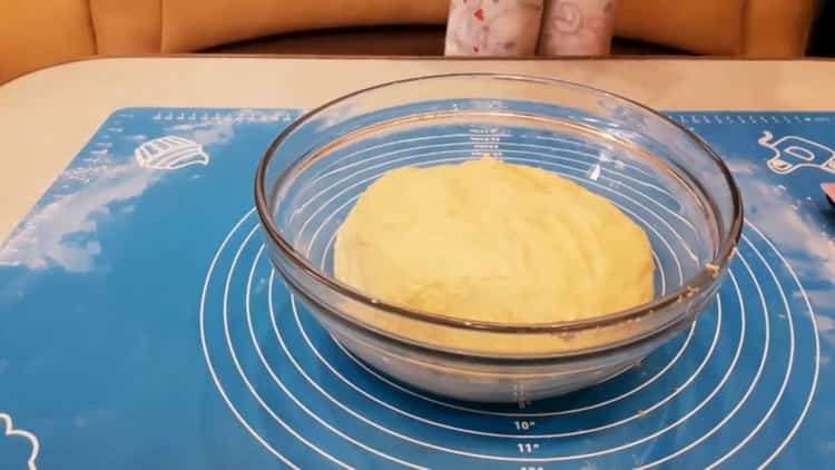 To make a yeast pie with meat, let the dough come up