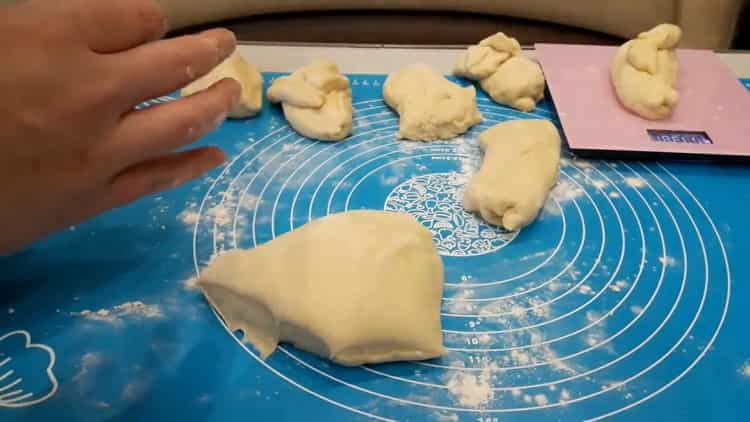 To make a yeast pie with meat, divide the dough