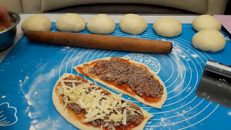 To prepare a yeast pie with meat, put the minced meat on the dough