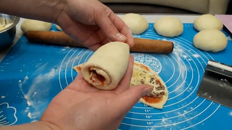 Para hacer un pastel de levadura con carne, enrolle la masa