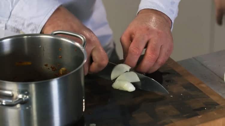 Pour la cuisson des hérissons avec de la viande hachée avec du riz. hacher l'oignon