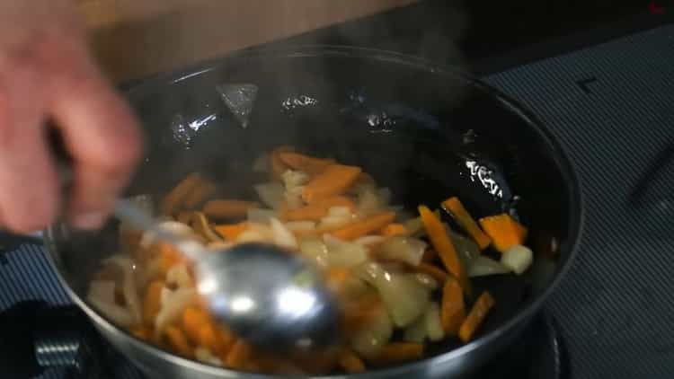 Para cocinar erizos con carne picada con arroz. cocinar el asado