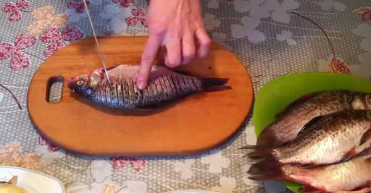 Pour faire du poisson frit, coupez le poisson