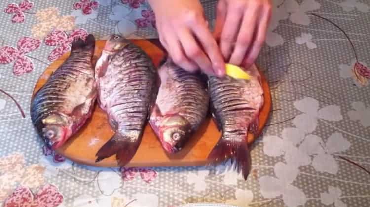 Pour faire du poisson frit, hachez le citron