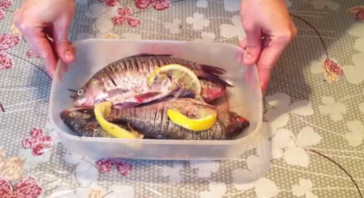 Pour préparer du poisson frit, mettez le poisson dans un récipient.