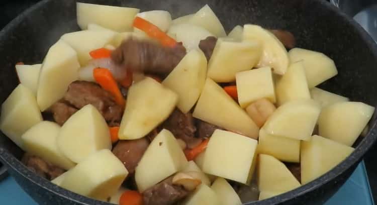 Pour la cuisson du rôti de boeuf avec des pommes de terre. faire frire des pommes de terre