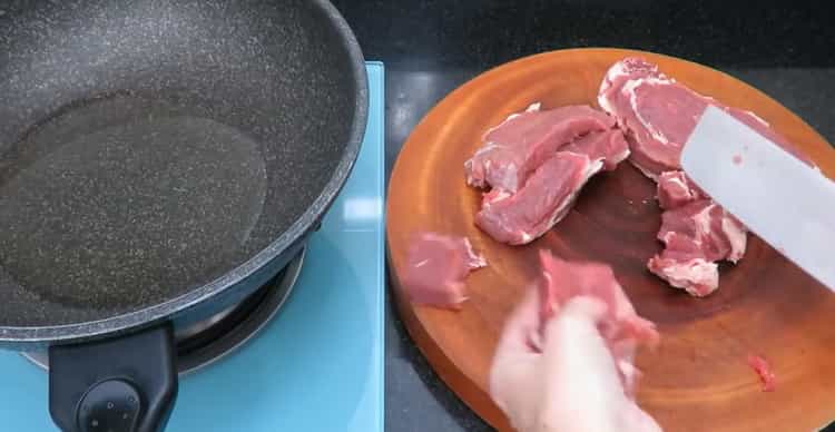 Pour la cuisson du rôti de boeuf avec des pommes de terre. hacher la viande