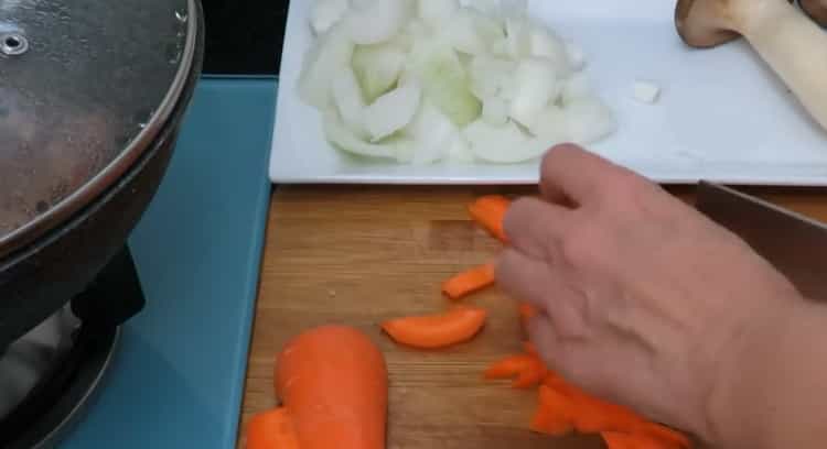 Pour la cuisson du rôti de boeuf avec des pommes de terre. couper les légumes