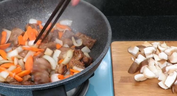 Para cocinar carne asada con papas. freír los champiñones