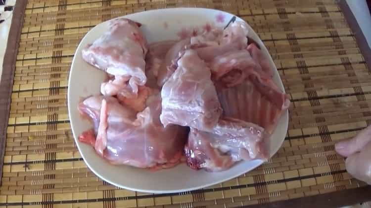 Para hacer conejo asado, prepare los ingredientes.