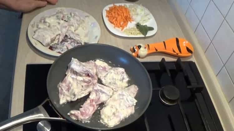 Para cocinar conejo asado, freír carne