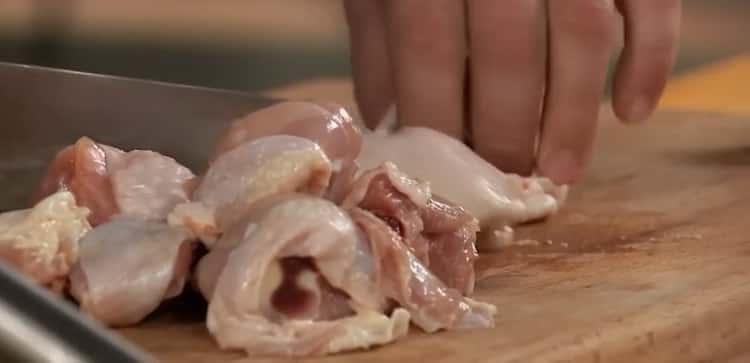 Para cocinar pollo asado con papas, corte la carne.