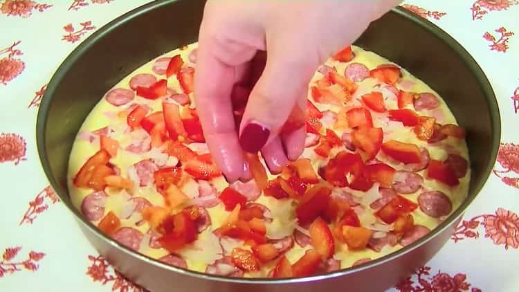 Para hacer una pizza en gelatina en el horno, corta los tomates
