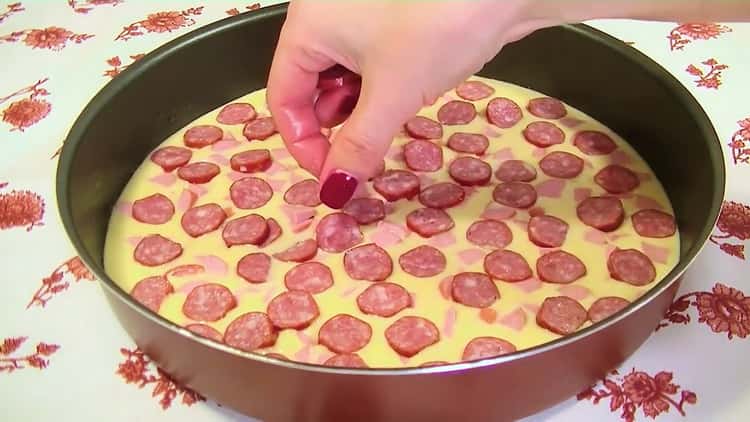 Para cocinar la pizza en gelatina en el horno, pon la salchicha
