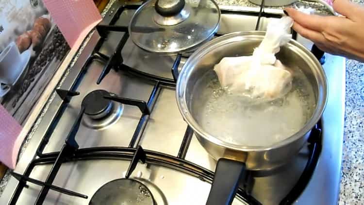 Hervir el caldo para hacer pescado en gelatina.